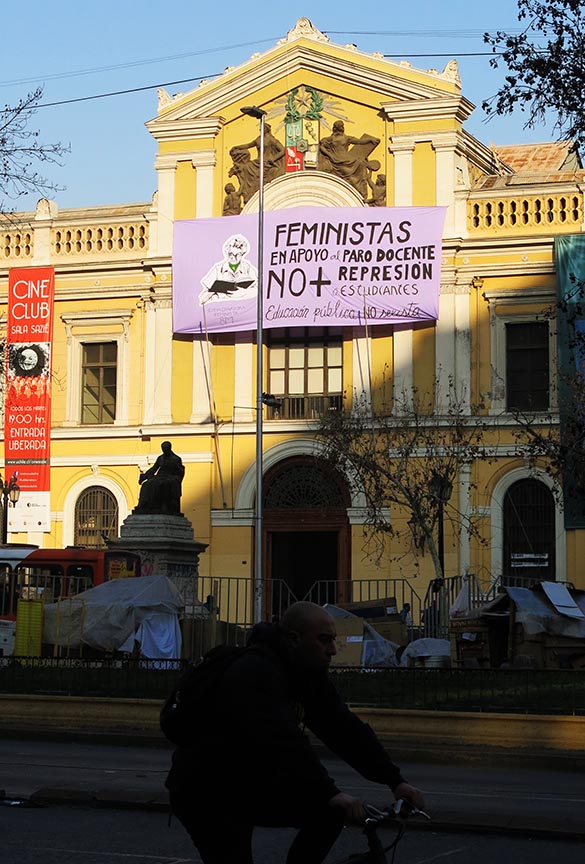 banner at University in support of teachers